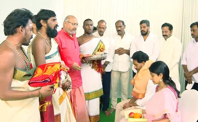 Vedic Scholars Gives Blessings To Cm Ys Jagan Couple - Sakshi
