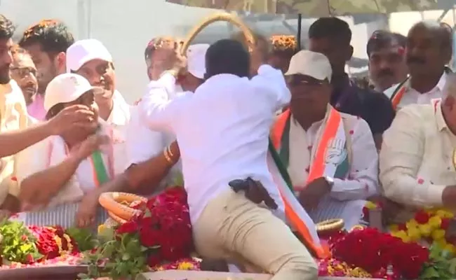 Man carrying pistol garlands CM Siddaramaiah at rally bangalore - Sakshi