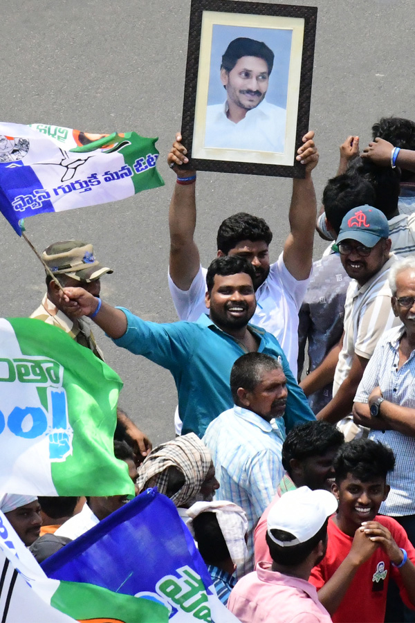  CM Jagan Memantha Siddham Bus Yatra at Visakhapatnam Photos - Sakshi28