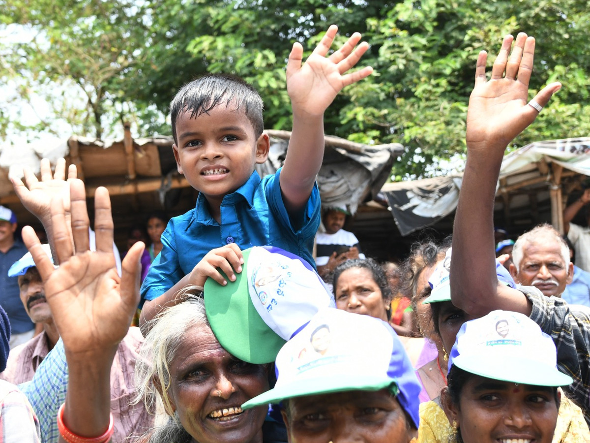 Grand Welcome to CM Jagan Memantha Siddham Bus Yatra at Visakhapatnam Photos - Sakshi31