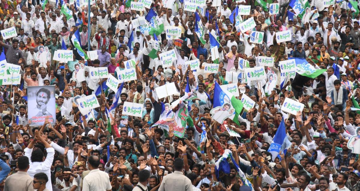 YS Jagan At Anakapalle Memantha Siddham Meeting Photos - Sakshi18