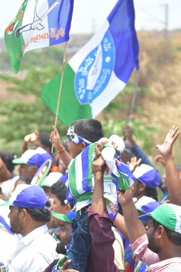 Grand Welcome to CM Jagan Memantha Siddham Bus Yatra at Visakhapatnam Photos - Sakshi36