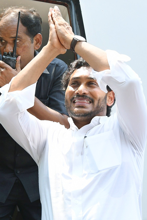 Grand Welcome to CM Jagan Memantha Siddham Bus Yatra at Visakhapatnam Photos - Sakshi21