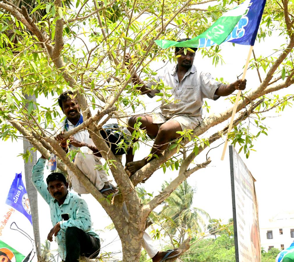  CM Jagan Memantha Siddham Bus Yatra at Visakhapatnam Photos - Sakshi2