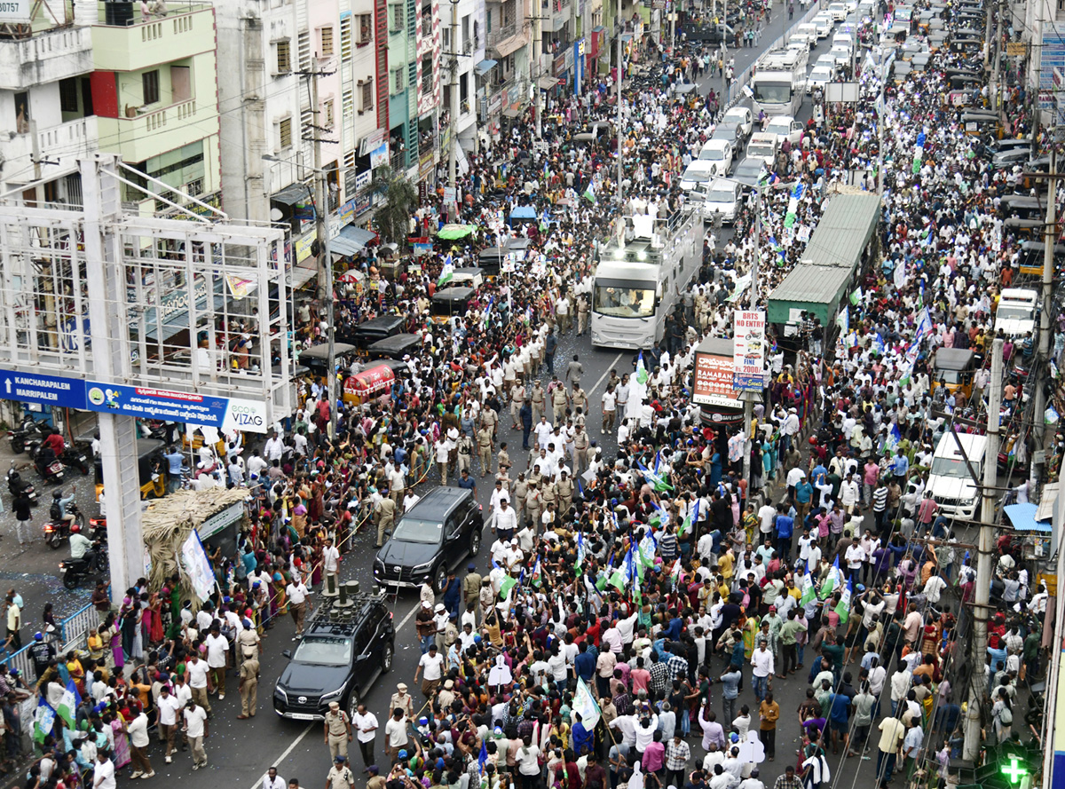  CM Jagan Memantha Siddham Bus Yatra at Visakhapatnam Photos - Sakshi19