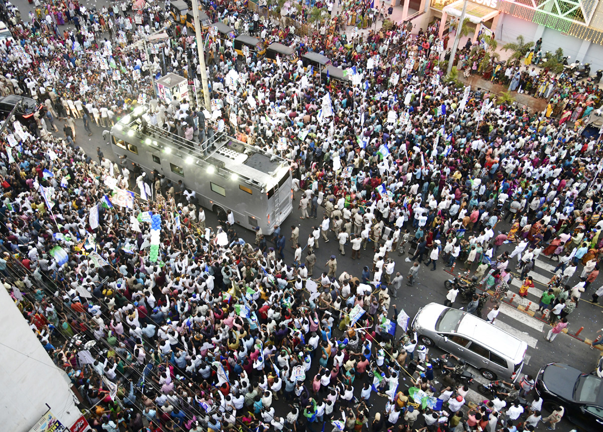  CM Jagan Memantha Siddham Bus Yatra at Visakhapatnam Photos - Sakshi22