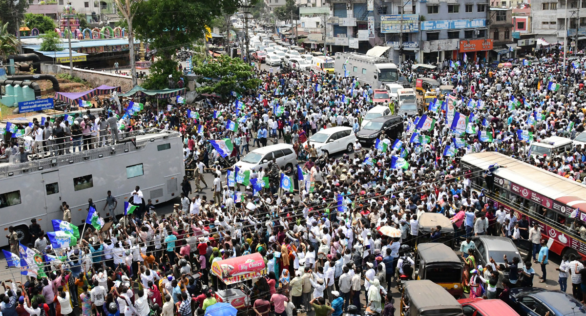  CM Jagan Memantha Siddham Bus Yatra at Visakhapatnam Photos - Sakshi4