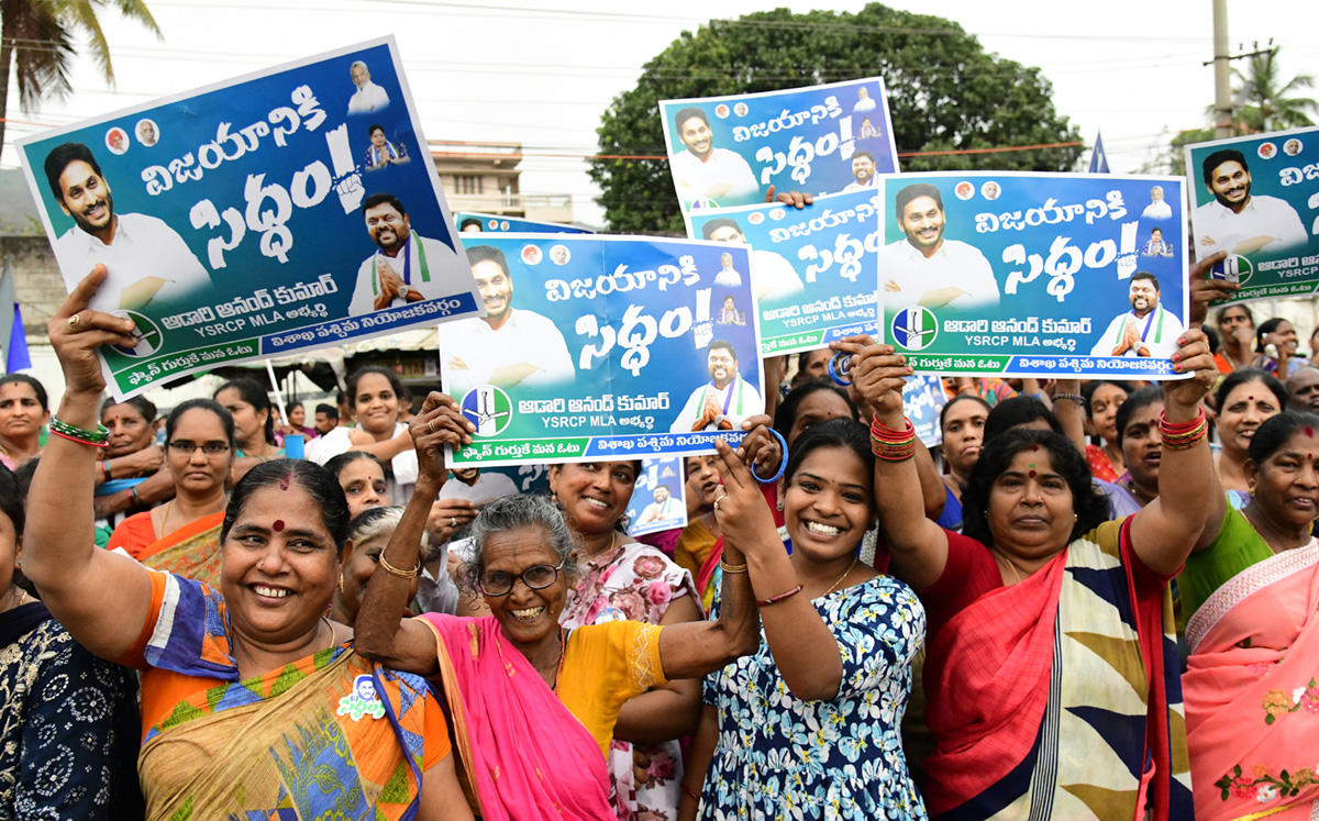  CM Jagan Memantha Siddham Bus Yatra at Visakhapatnam Photos - Sakshi7