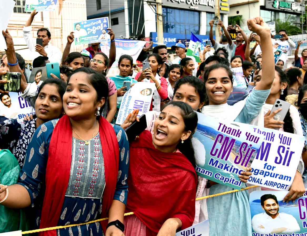  CM Jagan Memantha Siddham Bus Yatra at Visakhapatnam Photos - Sakshi11