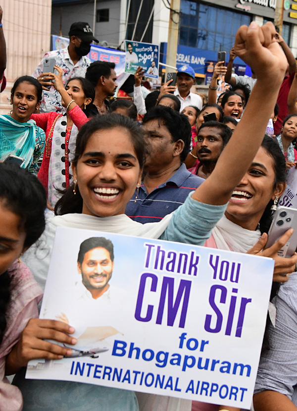  CM Jagan Memantha Siddham Bus Yatra at Visakhapatnam Photos - Sakshi12