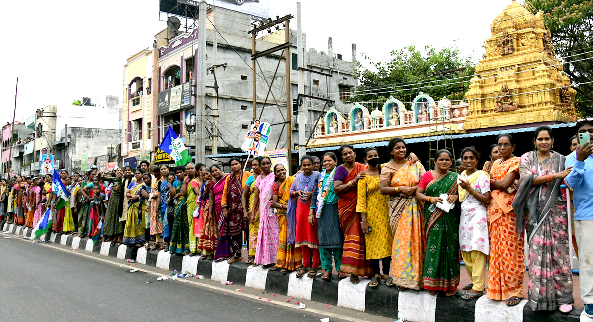  CM Jagan Memantha Siddham Bus Yatra at Visakhapatnam Photos - Sakshi13