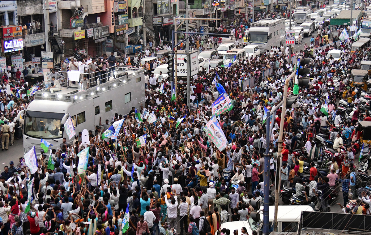  CM Jagan Memantha Siddham Bus Yatra at Visakhapatnam Photos - Sakshi14