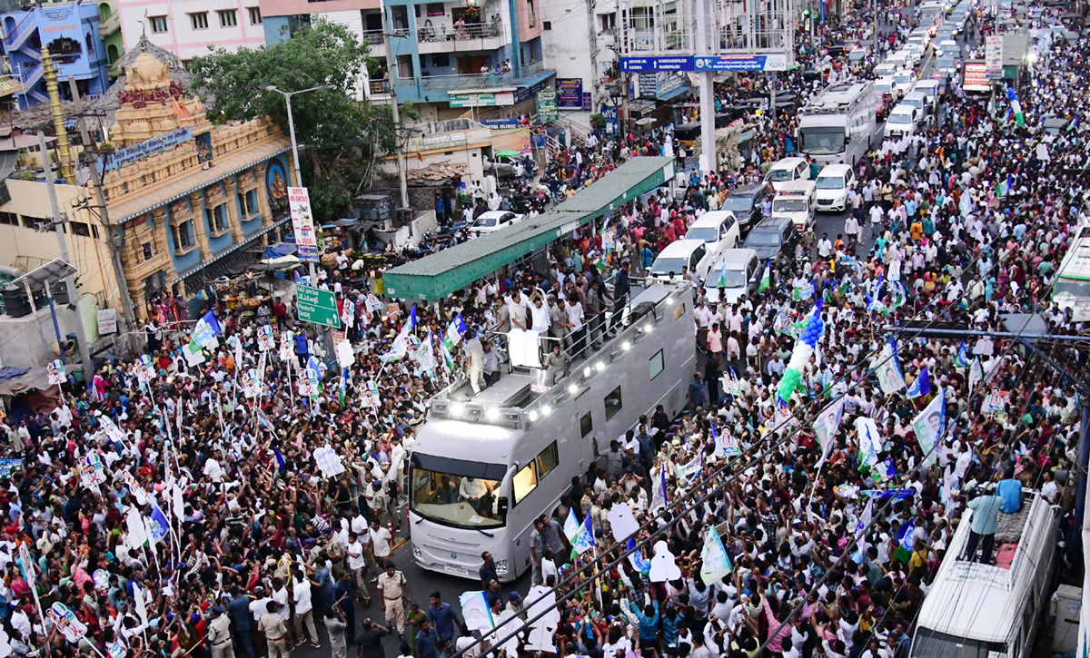  CM Jagan Memantha Siddham Bus Yatra at Visakhapatnam Photos - Sakshi16