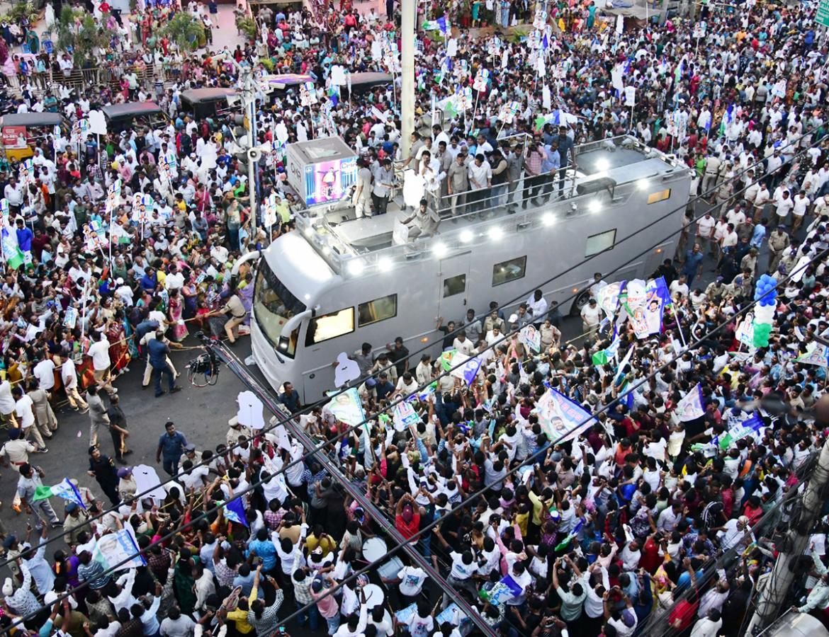  CM Jagan Memantha Siddham Bus Yatra at Visakhapatnam Photos - Sakshi17