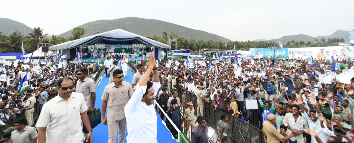 YS Jagan At Anakapalle Memantha Siddham Meeting Photos - Sakshi27