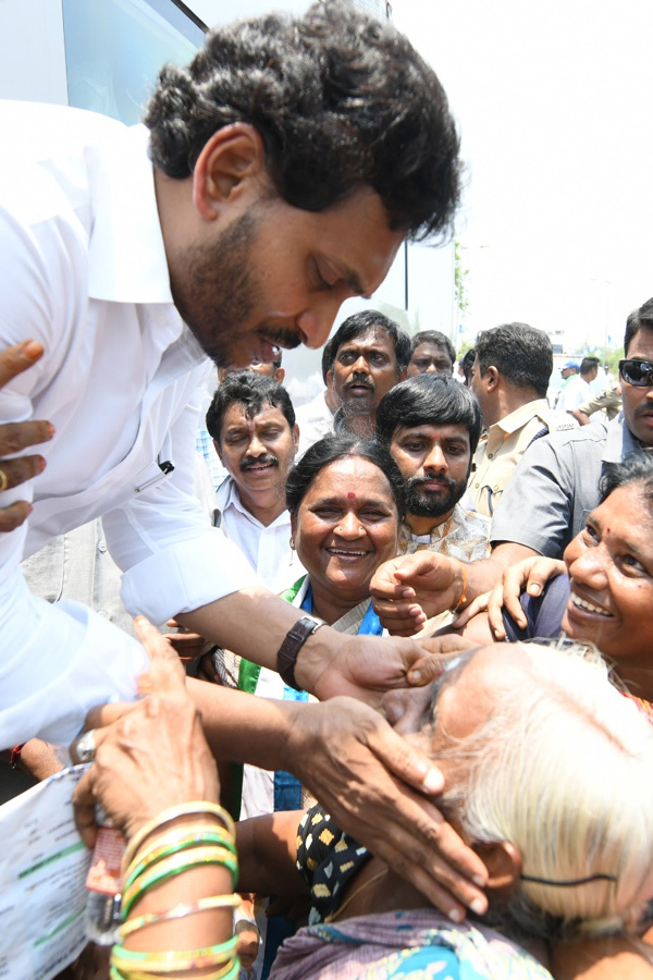 Grand Welcome to CM Jagan Memantha Siddham Bus Yatra at Visakhapatnam Photos - Sakshi23