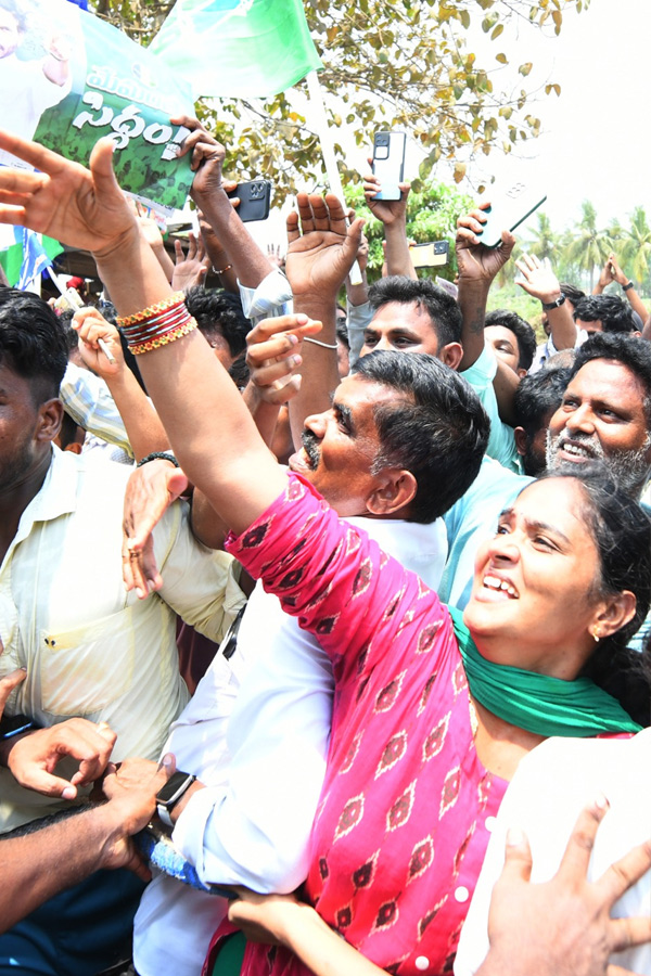 Grand Welcome to CM Jagan Memantha Siddham Bus Yatra at Visakhapatnam Photos - Sakshi24