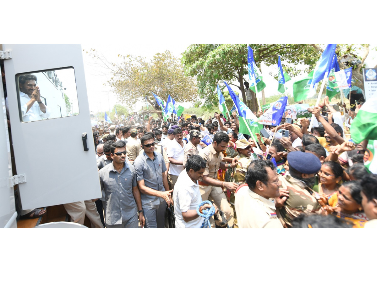 Grand Welcome to CM Jagan Memantha Siddham Bus Yatra at Visakhapatnam Photos - Sakshi25