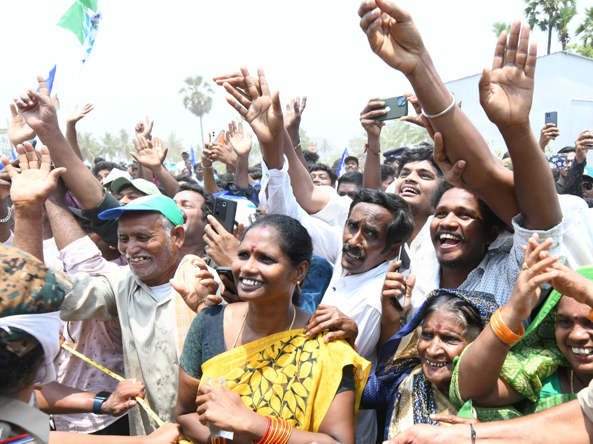 Grand Welcome to CM Jagan Memantha Siddham Bus Yatra at Visakhapatnam Photos - Sakshi28