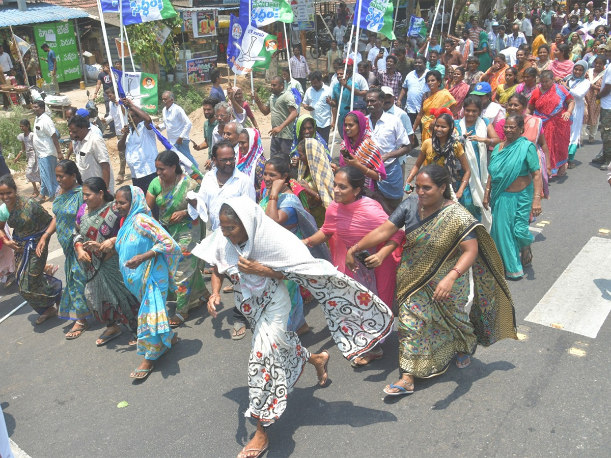 AP CM YS Jagan Memantha Siddham Day 19 Photos - Sakshi13