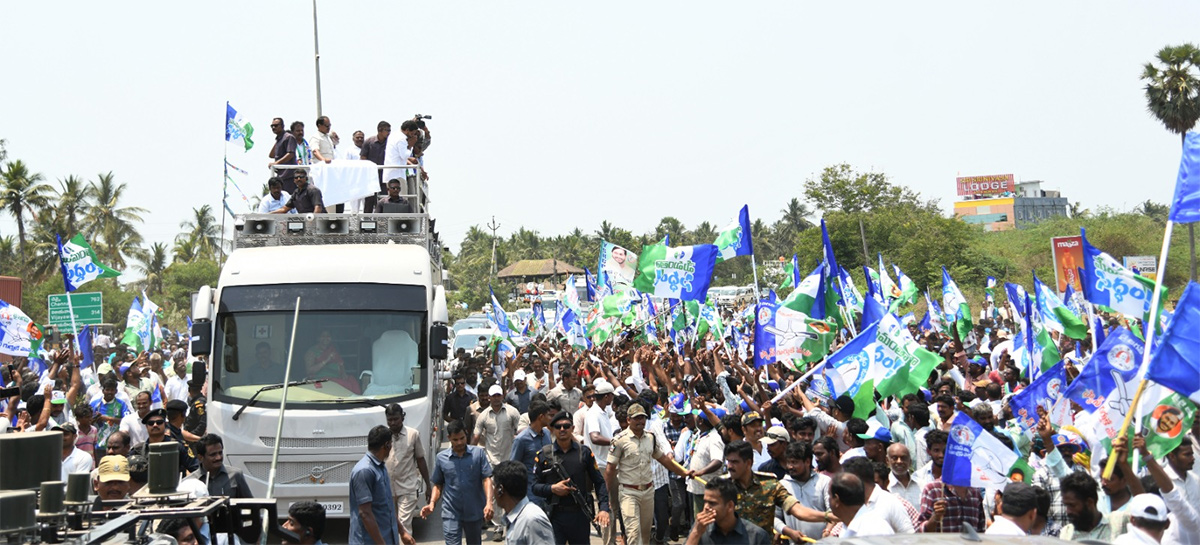 AP CM YS Jagan Memantha Siddham Day 19 Photos - Sakshi16