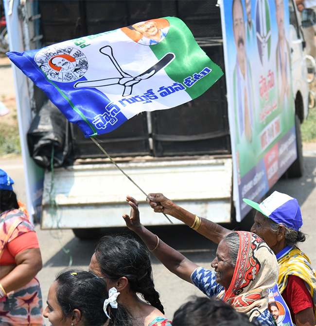 AP CM YS Jagan Memantha Siddham Day 19 Photos - Sakshi19