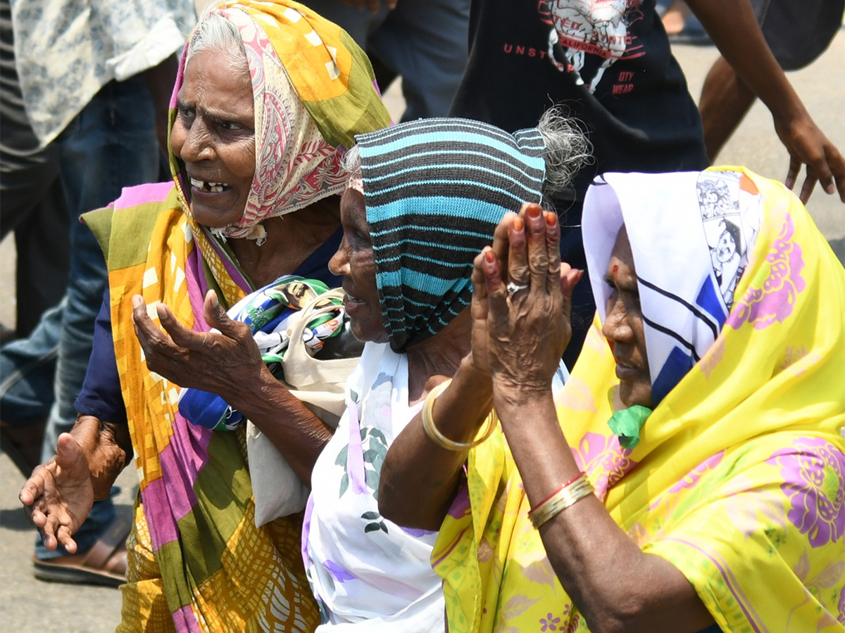 AP CM YS Jagan Memantha Siddham Day 19 Photos - Sakshi5