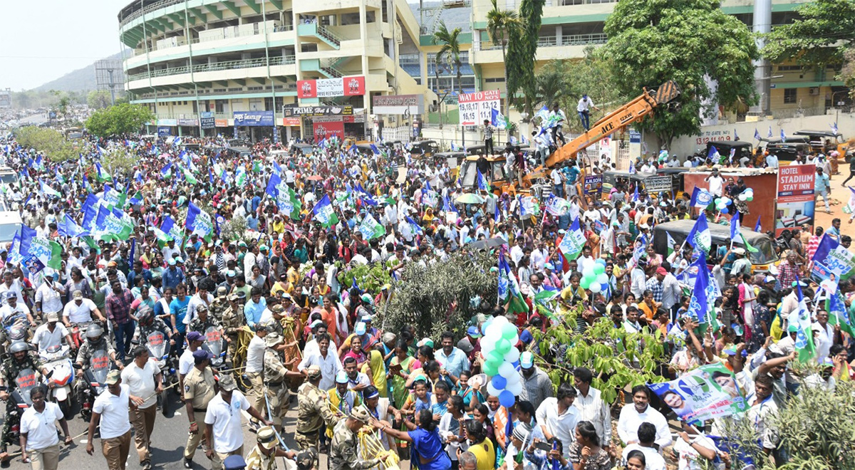 AP CM YS Jagan Memantha Siddham at Visakhapatnam - Sakshi17