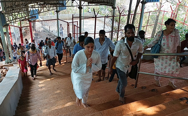 Actress Samyuktha Menon Visit Tirumala Tirupati Temple Photos - Sakshi3