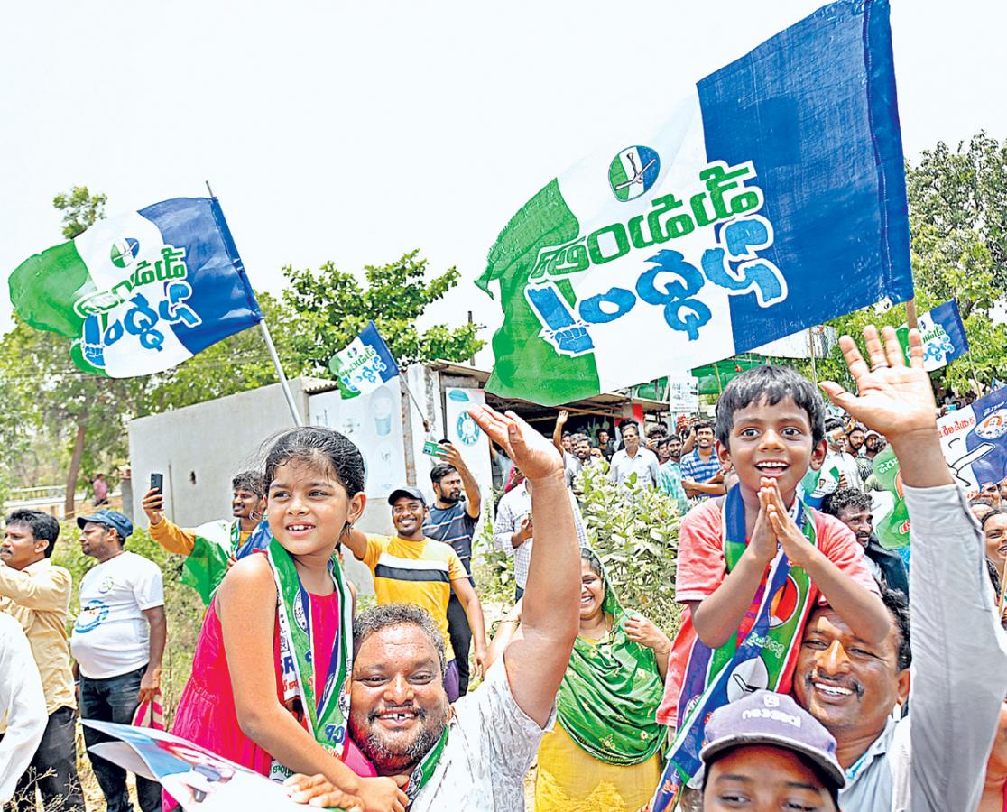  CM Jagan Memantha Siddham Bus Yatra at Visakhapatnam Photos - Sakshi25