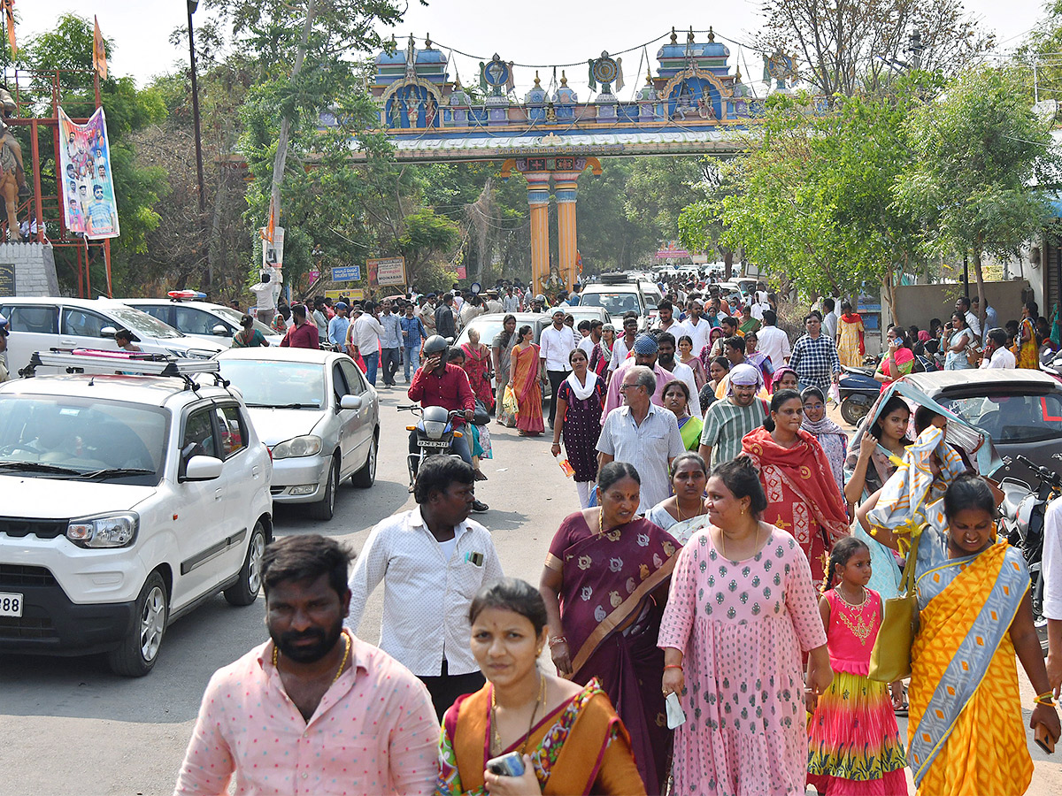 Devotees Rush To Chilkur Balaji Temple For Garuda Prasadam - Sakshi11