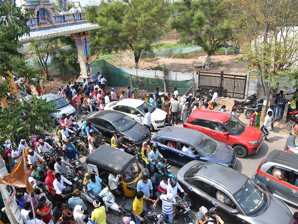 Devotees Rush To Chilkur Balaji Temple For Garuda Prasadam - Sakshi14