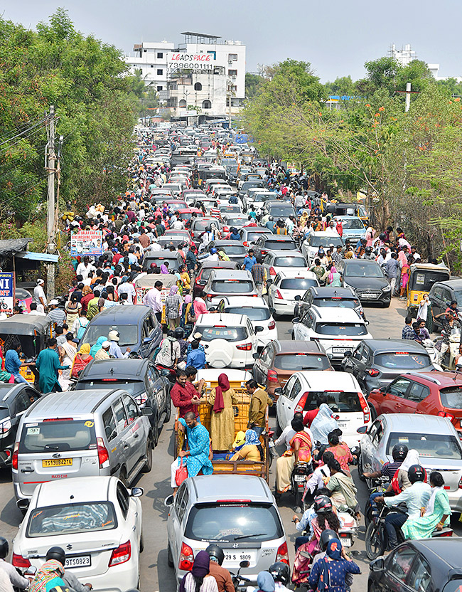 Devotees Rush To Chilkur Balaji Temple For Garuda Prasadam - Sakshi17