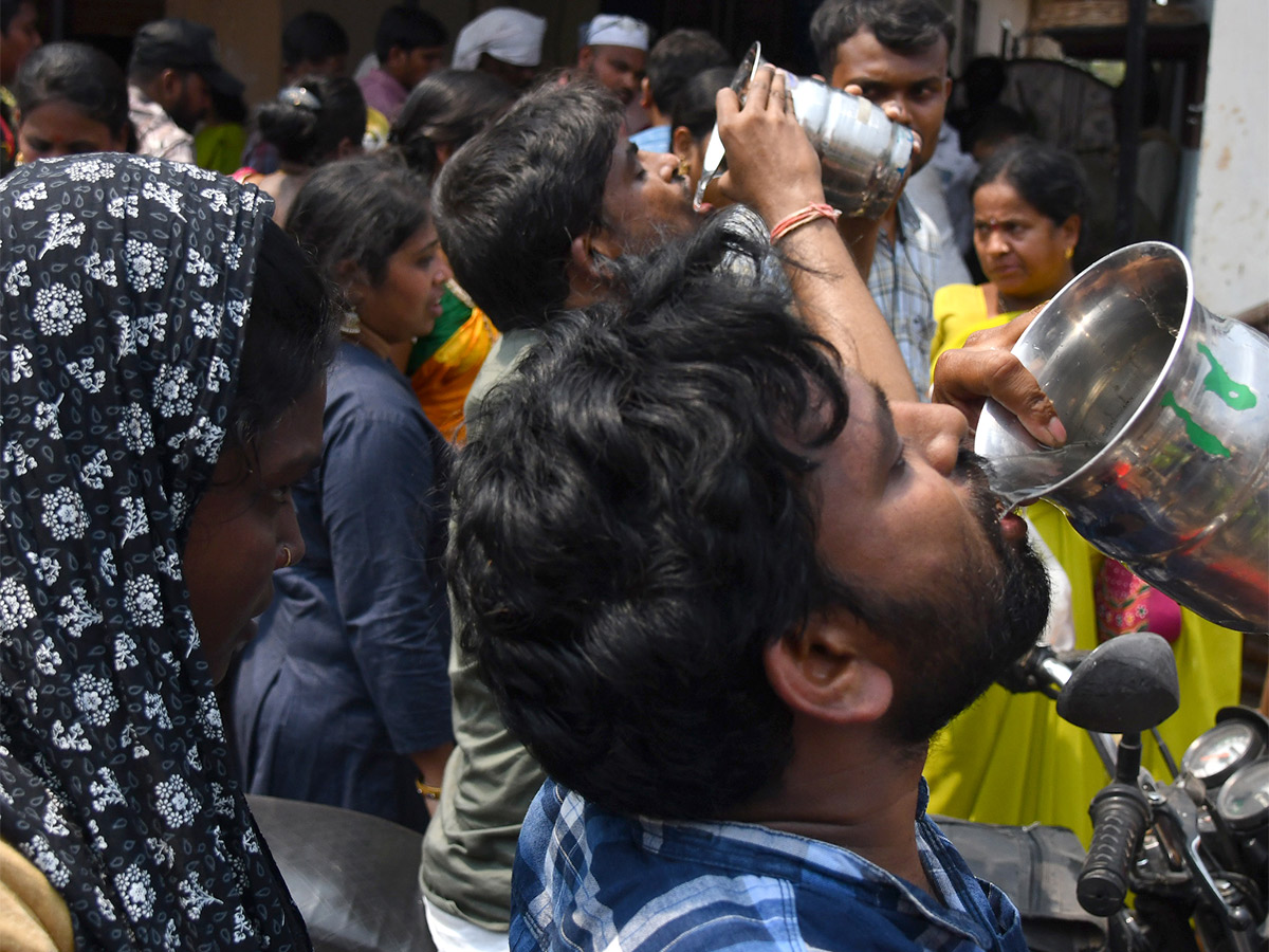 Devotees Rush To Chilkur Balaji Temple For Garuda Prasadam - Sakshi19