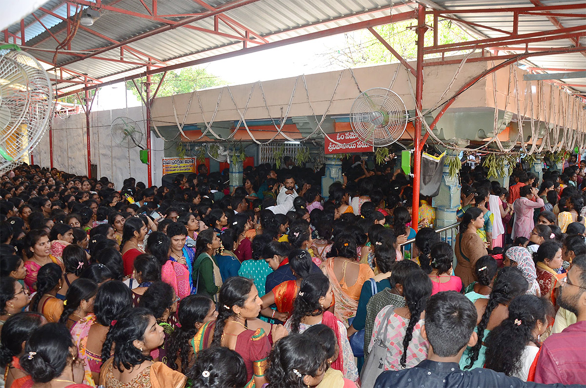 Devotees Rush To Chilkur Balaji Temple For Garuda Prasadam - Sakshi3