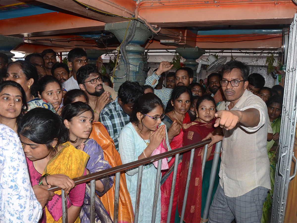 Devotees Rush To Chilkur Balaji Temple For Garuda Prasadam - Sakshi6