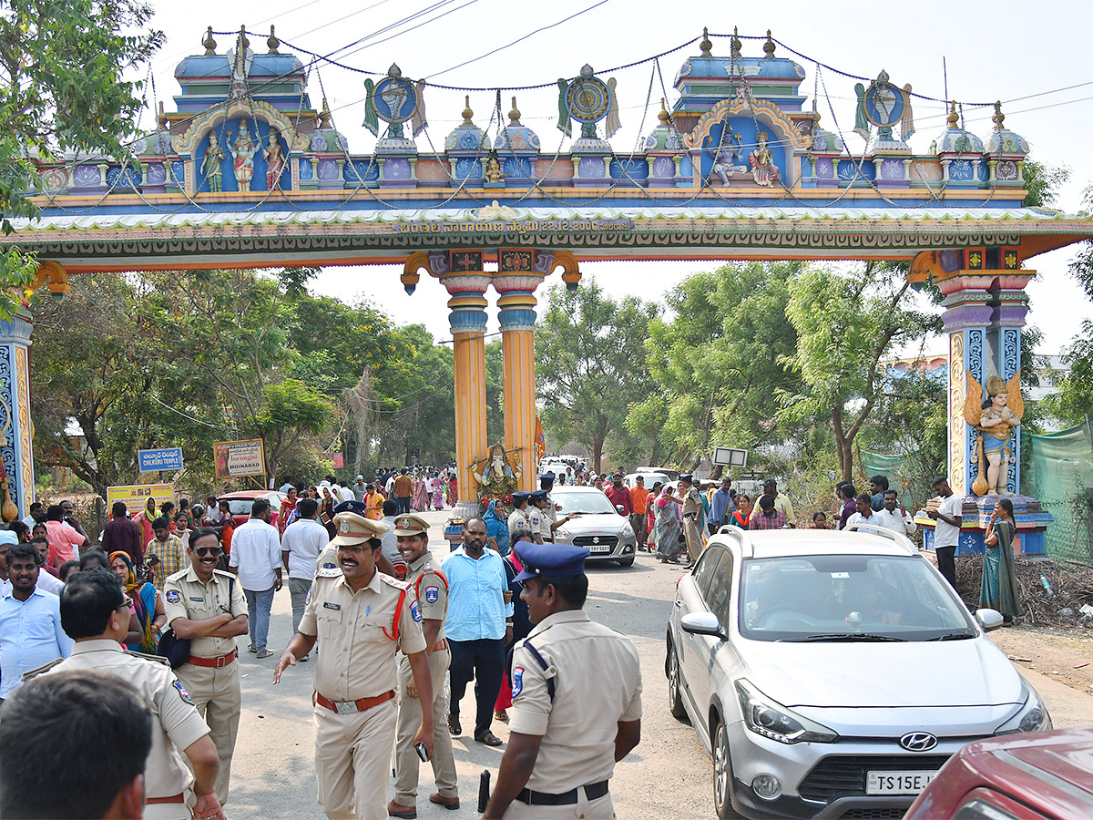 Devotees Rush To Chilkur Balaji Temple For Garuda Prasadam - Sakshi9