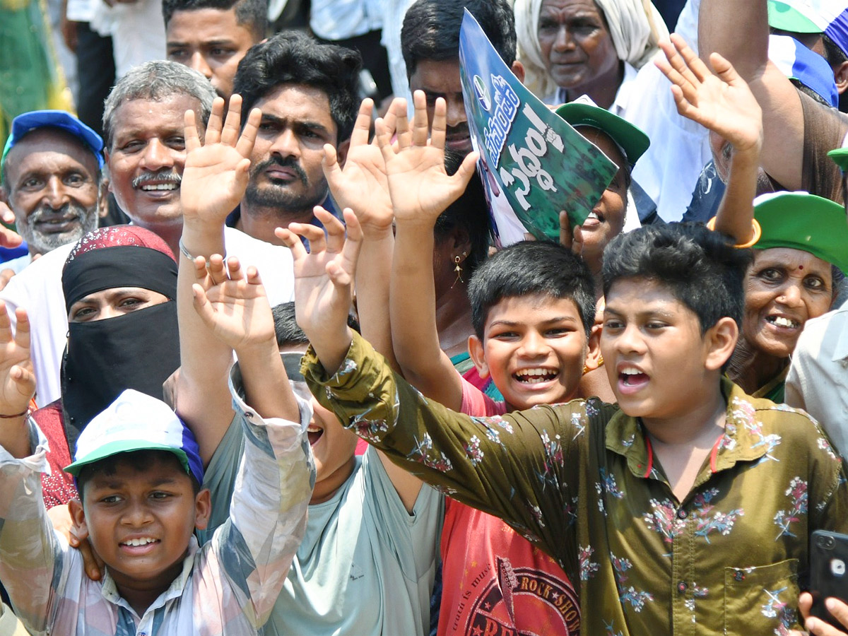 Grand Welcome to CM Jagan Memantha Siddham Bus Yatra at Visakhapatnam Photos - Sakshi11