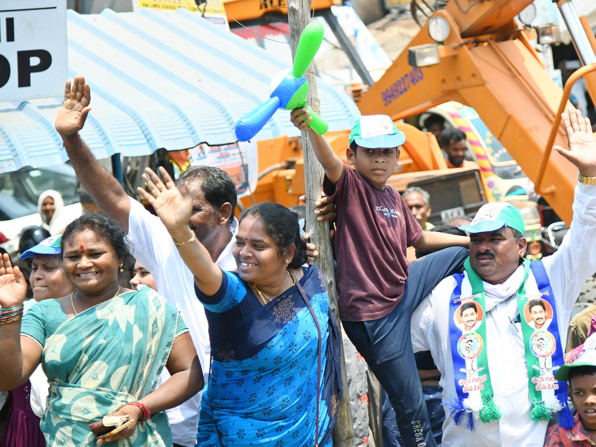 Grand Welcome to CM Jagan Memantha Siddham Bus Yatra at Visakhapatnam Photos - Sakshi12