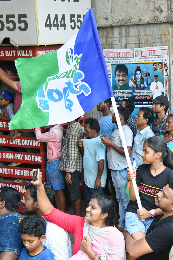 Grand Welcome to CM Jagan Memantha Siddham Bus Yatra at Visakhapatnam Photos - Sakshi16