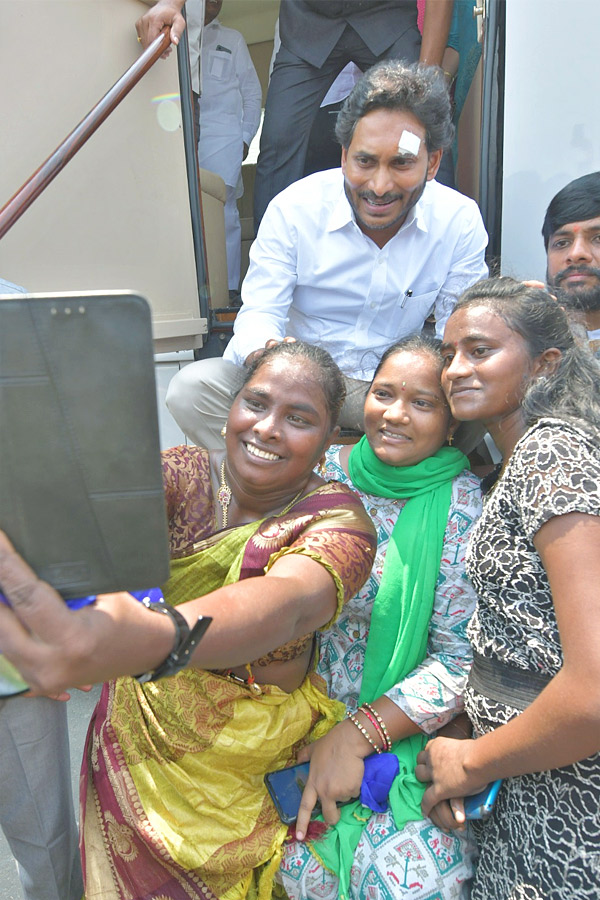 Grand Welcome to CM Jagan Memantha Siddham Bus Yatra at Visakhapatnam Photos - Sakshi5