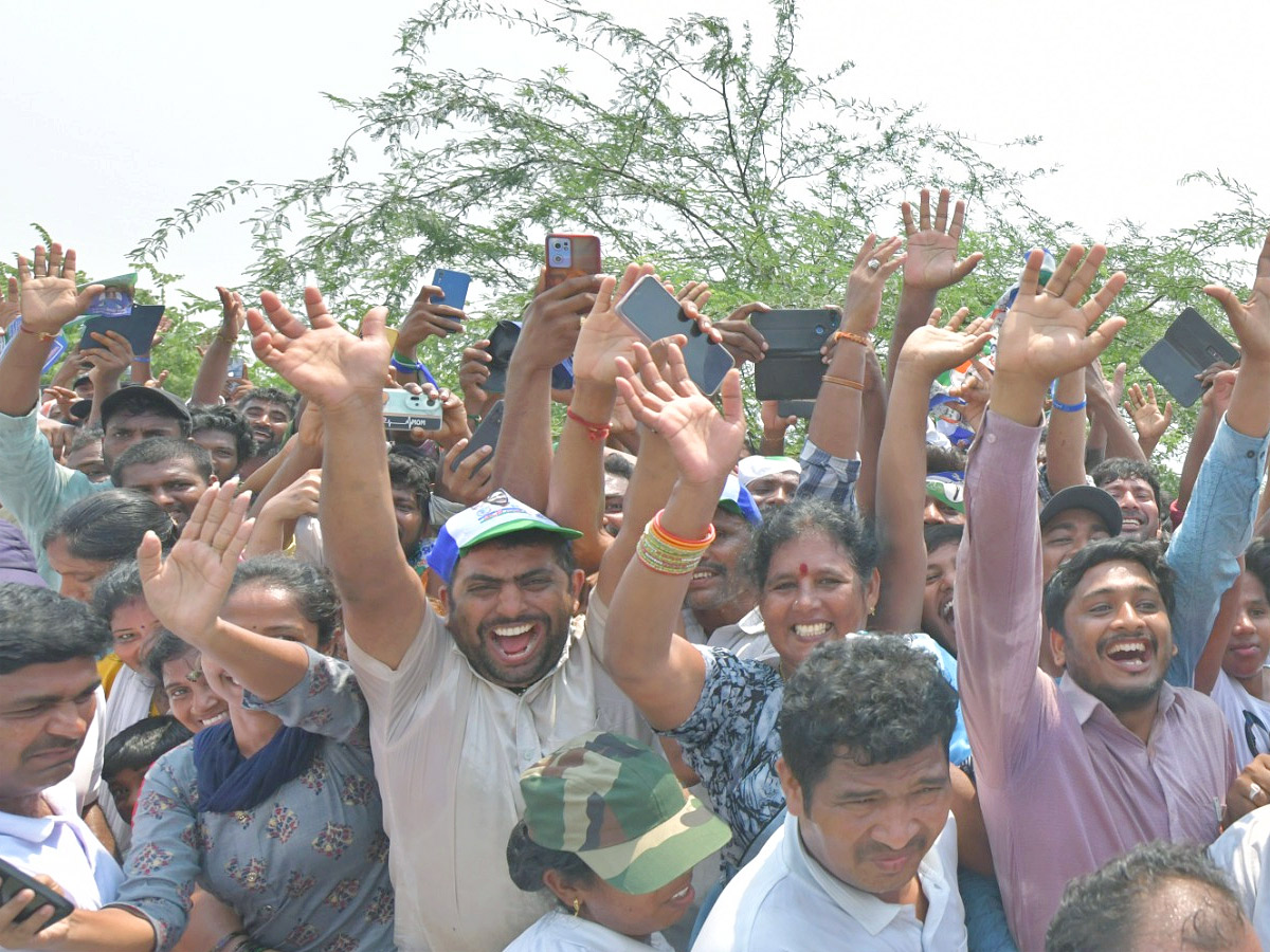 Grand Welcome to CM Jagan Memantha Siddham Bus Yatra at Visakhapatnam Photos - Sakshi6