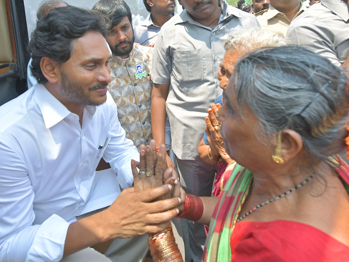 Grand Welcome to CM Jagan Memantha Siddham Bus Yatra at Visakhapatnam Photos - Sakshi8