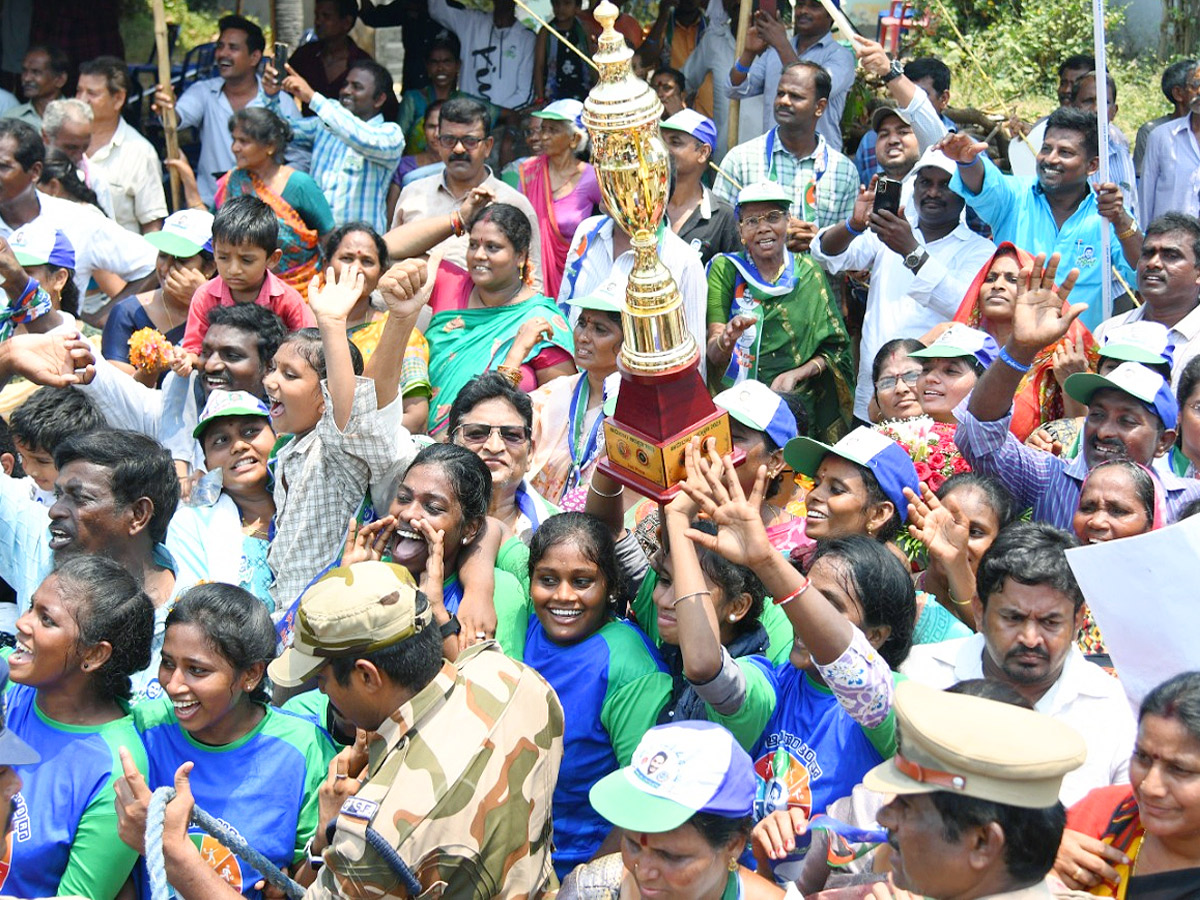 Grand Welcome to CM Jagan Memantha Siddham Bus Yatra at Visakhapatnam Photos - Sakshi10