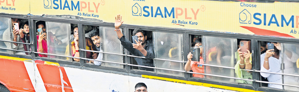  CM Jagan Memantha Siddham Bus Yatra at Visakhapatnam Photos - Sakshi26