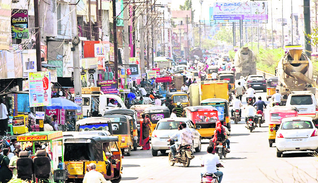 రోడ్డుపైనే పార్కింగ్‌..1