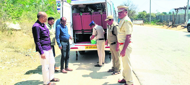 రోడ్డు రోలర్‌ కింద పడి  డ్రైవర్‌ మృతి 1