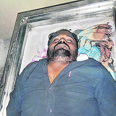 ట్రాక్టర్‌ పైనుంచి పడి  వలస కూలీ మృతి
1