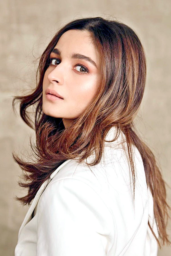 Bollywood Actress Alia Bhatt Photo Gallery - Sakshi