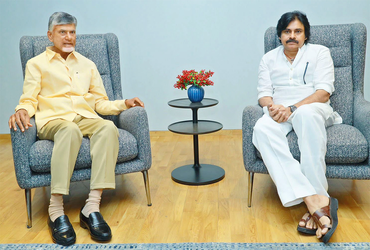 TDP chief Chandrababu Naidu meets JSP president Pawan Kalyan in Hyderabad - Sakshi